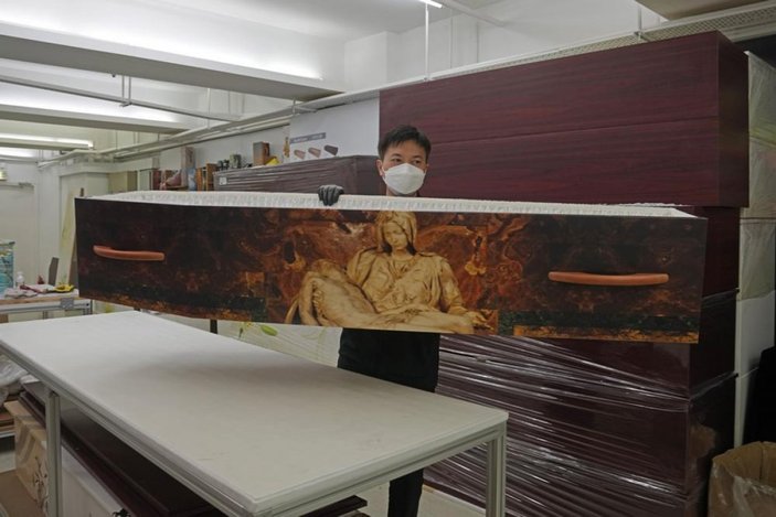 Hong Kong'da karton tabutlar hazırlanıyor