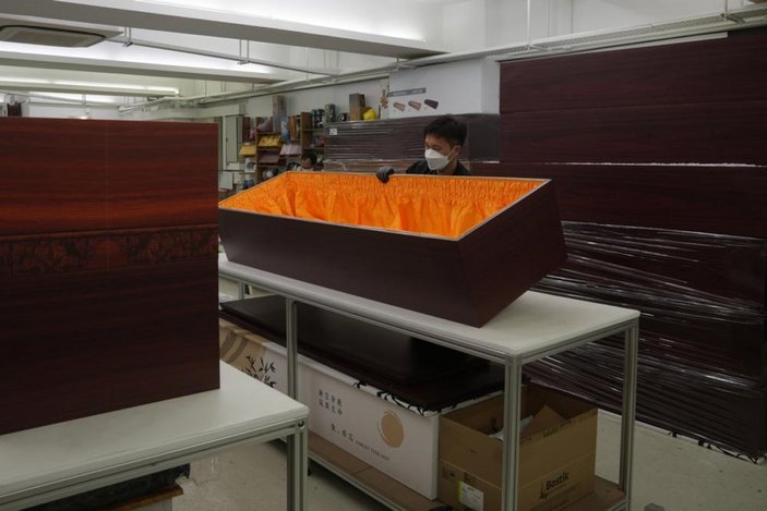 Hong Kong'da karton tabutlar hazırlanıyor
