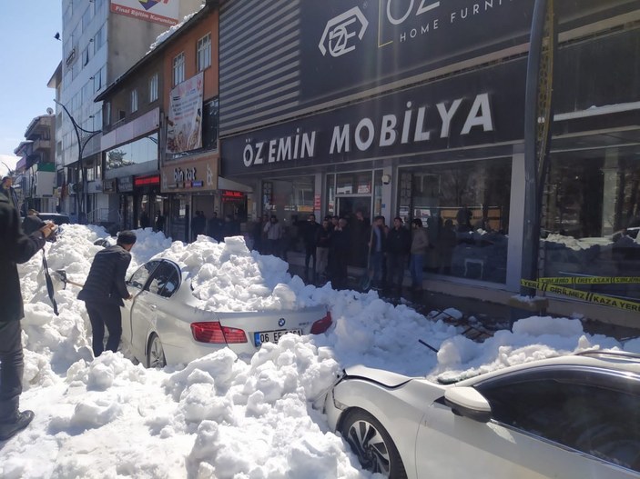 Bitlis'te kar kütleleri otomobillerin üzerine düştü