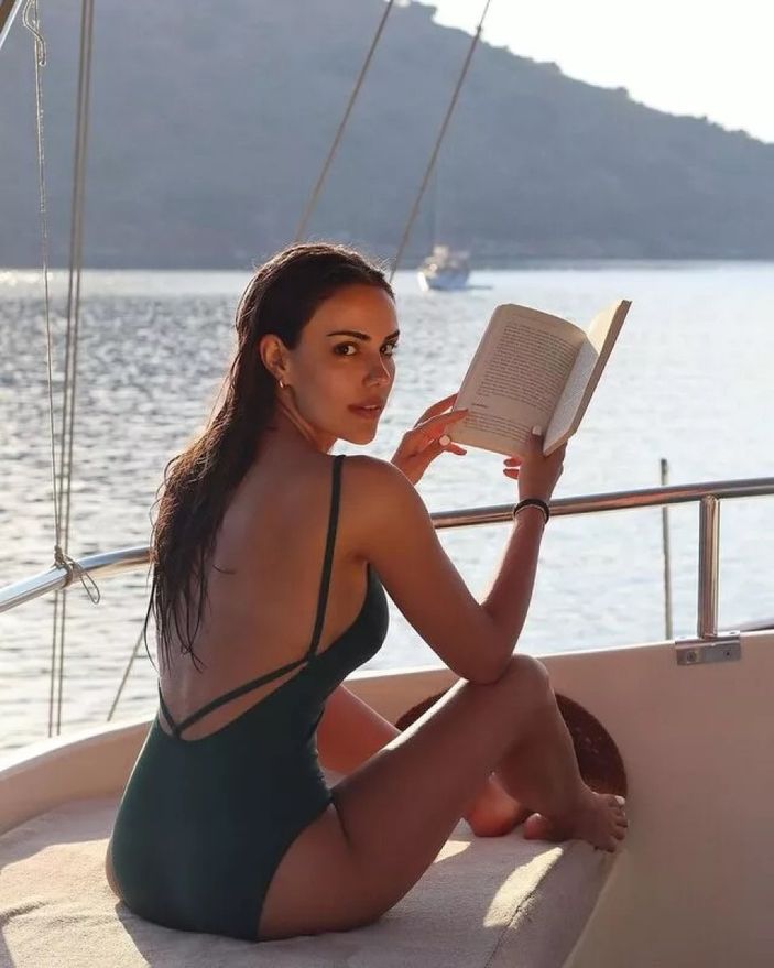 Üç Kız Kardeş'in alımlı Türkan'ı Özgü Kaya bikinili pozlarıyla 'Of' dedirtti! 'Bir içim su gibisin'