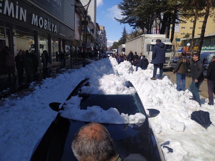 Bitlis'te kar kütleleri otomobillerin üzerine düştü