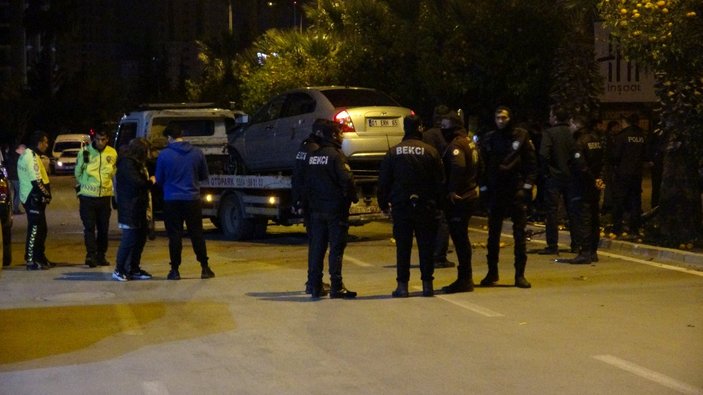 Adana'da refüjde turunç toplayan kadınlara otomobil çarptı: 3 ölü