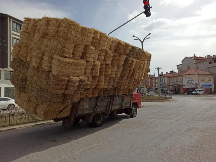 Afyonkarahisar'da saman yüklü kamyonet, görenleri şaşırttı