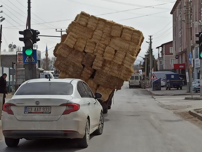 Afyonkarahisar'da saman yüklü kamyonet, görenleri şaşırttı