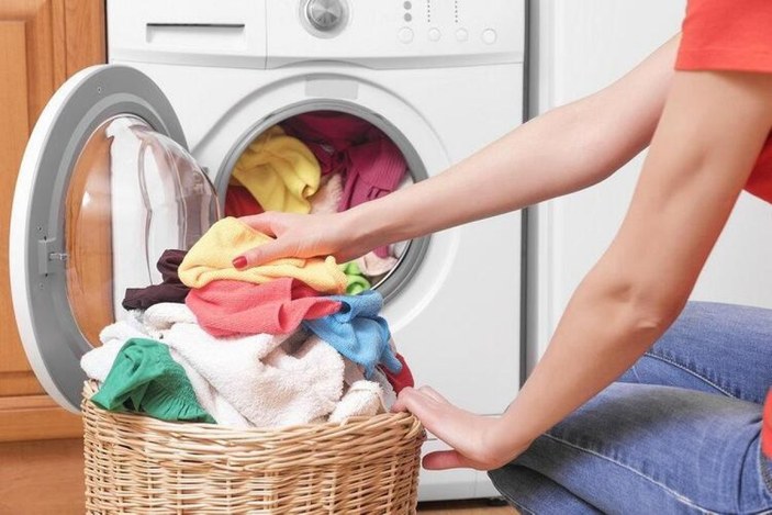 Çamaşır makinesine sirke koyun! Sonra bakın neler oluyor, etkisi inanılmaz…