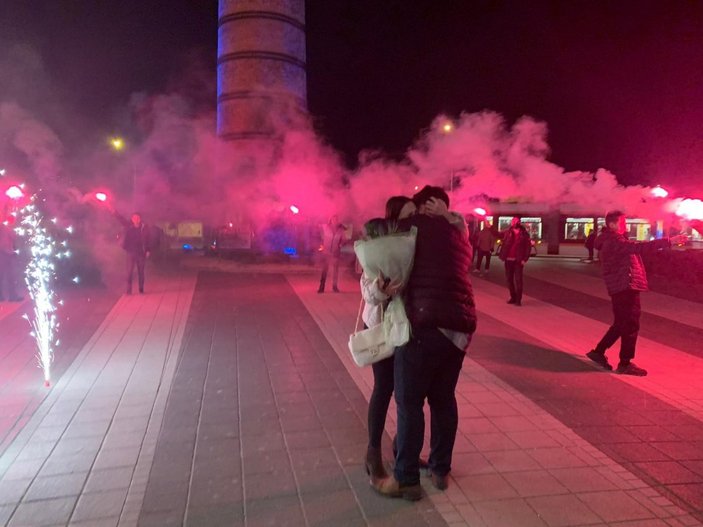 Eskişehir'deki genç, sevgilisine sinema salonunda evlilik teklifi etti