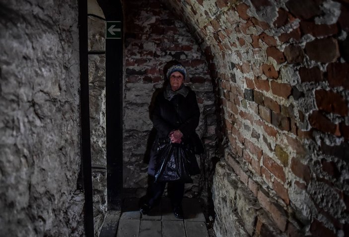 Lviv kentinde siren seslerini duyan halk sığınaklara indi