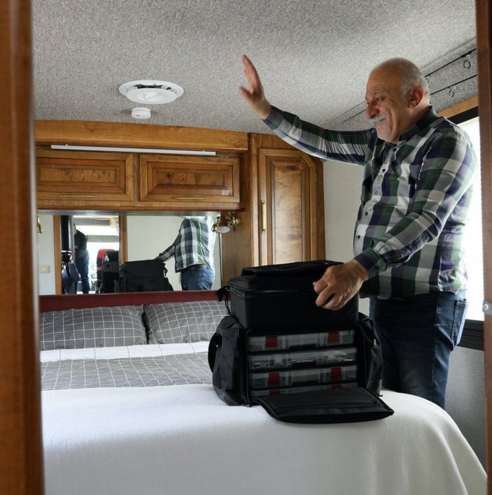 Antalya'daki emekli mimar, karavana çevirdiği yolcu otobüsünde yaşıyor
