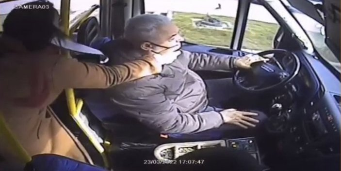 İstanbul'da kadın yolcu minibüs şoförüne tokat attı