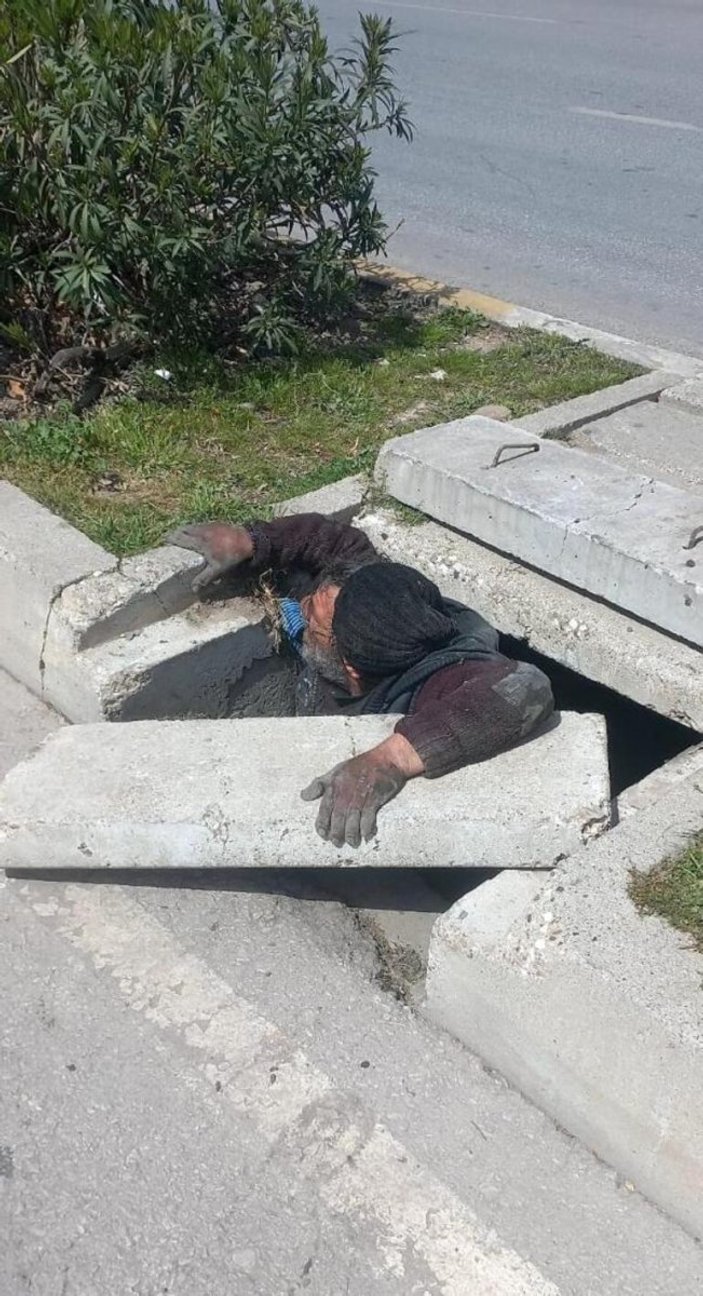 Antalya'da kanalizasyona giren adam çıkmak için çabaladı