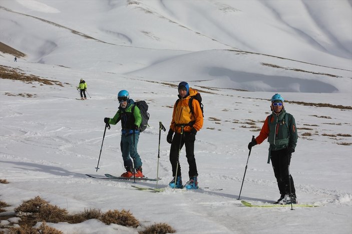 Van'da kayak yapan İtalyan ekibin 4 üyesi çığ altında kaldı