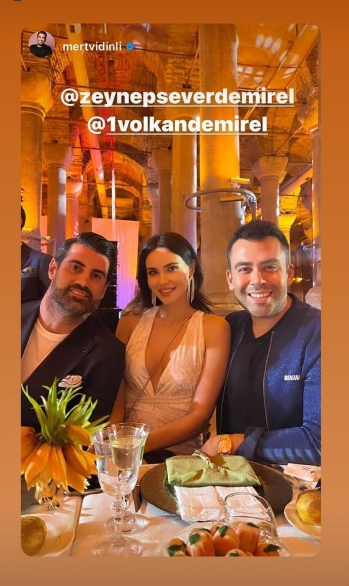 Volkan Demirel'in eşi Zeynep Demirel göğüs dekolteli elbisesiyle sosyal medyayı salladı! 'Kuğu gibisin'