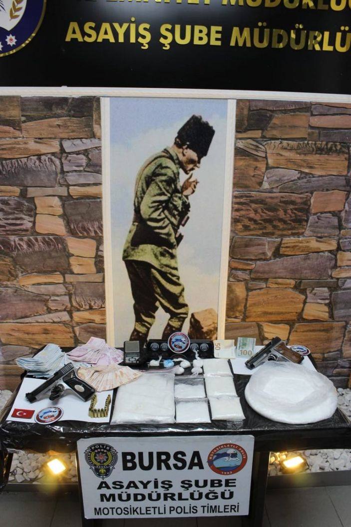 i Bursa'da dur ihtarına uymayan araçtan fazla sayıda uyuşturucu çıktı