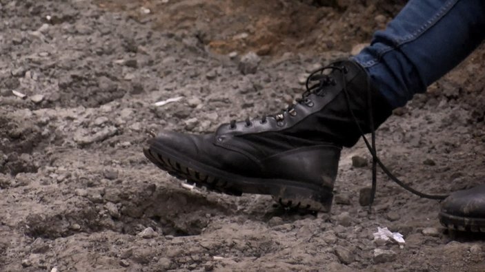 Beyoğlu'nda yolda yürürken ayağına demir saplandı
