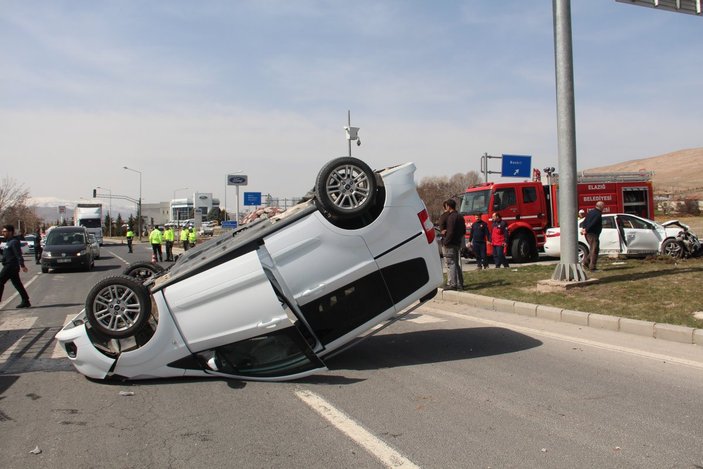 Elazığ'da otomobil ile hafif ticari araç kazası: 1 ölü 5 yaralı