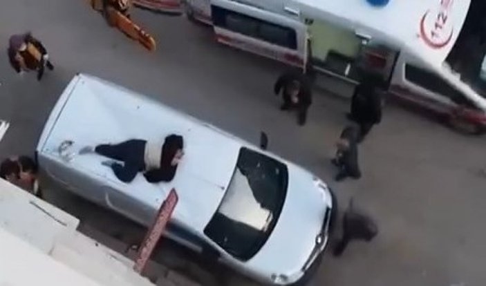 Elazığ'da 4'üncü kattan aracın üzerine düşen kadının durumu kritik