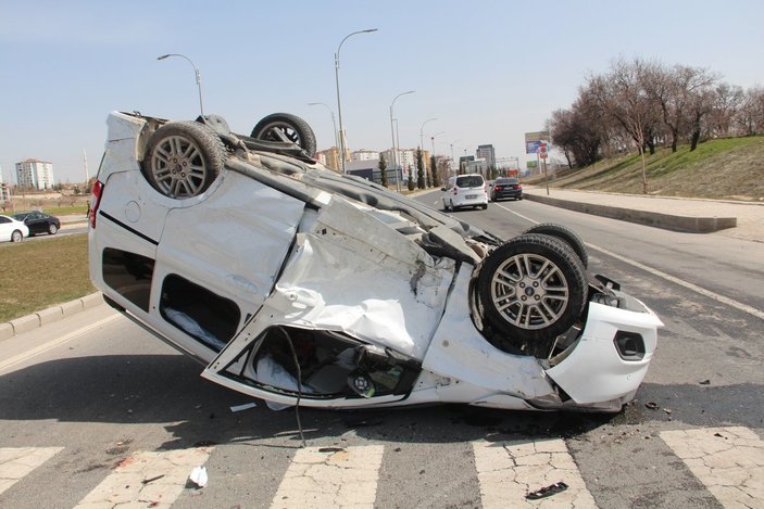 Elazığ'da otomobil ile hafif ticari araç kazası: 1 ölü 5 yaralı