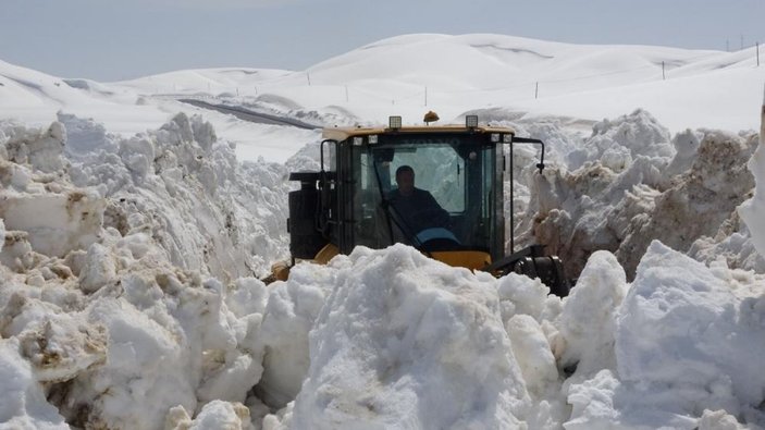 Bitlis'te 6 metreyi bulan karda yol açma mücadelesi