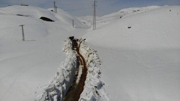 Bitlis'te 6 metreyi bulan karda yol açma mücadelesi