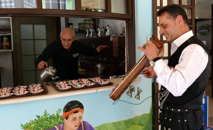 Trabzonlu çaycının sıra dışı servisi büyük ilgi topladı