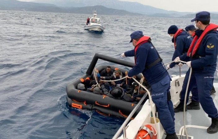 İzmir açıklarında 14 göçmen kurtarıldı