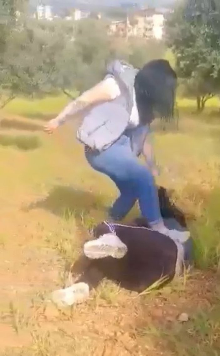 Antalya’da, yere yatırdığı genç kızı tekme tokat dövdü