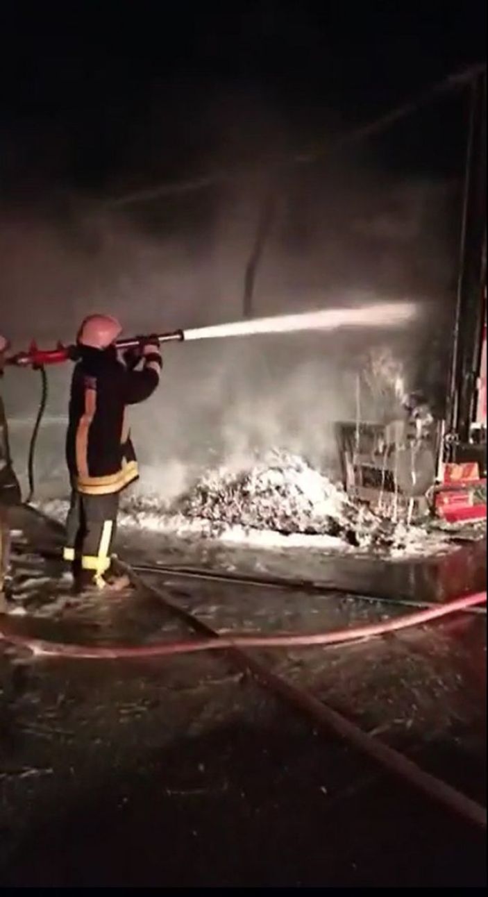 Yalova'da ilerleyen ayakkabı yüklü tır küle döndü