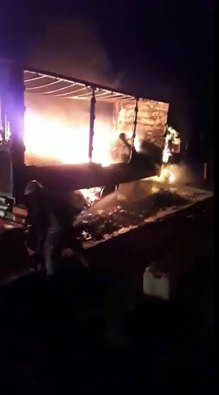 Yalova'da ilerleyen ayakkabı yüklü tır küle döndü