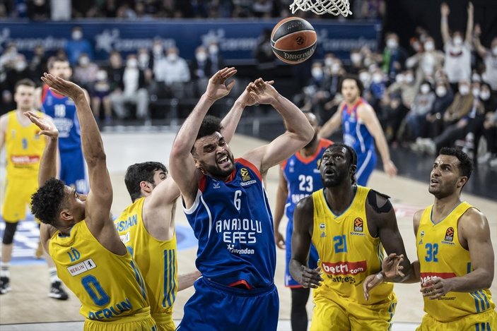 Anadolu Efes EuroLeague'de play-off'a kalmayı garantiledi