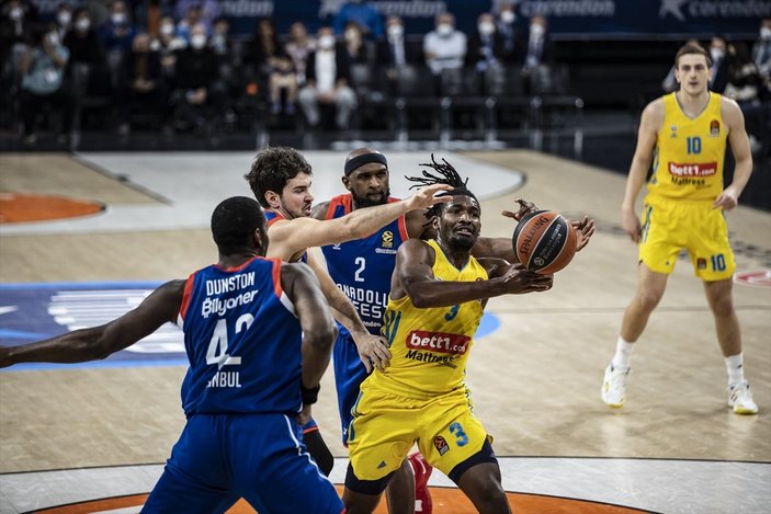 Anadolu Efes EuroLeague'de play-off'a kalmayı garantiledi