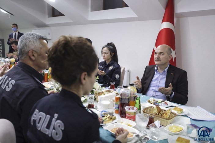 Süleyman Soylu ilk sahurunu polis ve bekçilerle birlikte yaptı