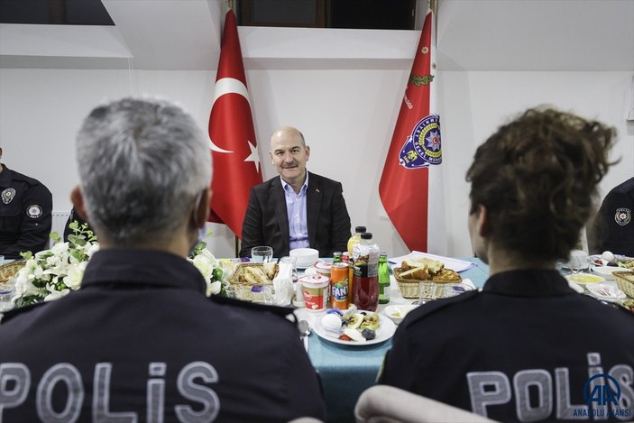 Süleyman Soylu ilk sahurunu polis ve bekçilerle birlikte yaptı