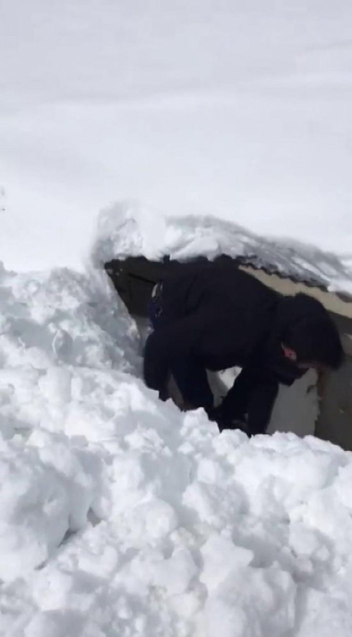 Erzurum'da kış devam ediyor: Okul kar altında kaldı