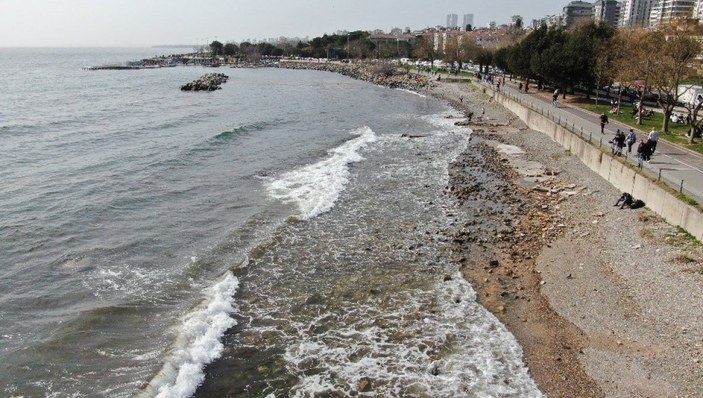 Caddebostan'da deniz çekildi, yer yer kirlilik oluştu