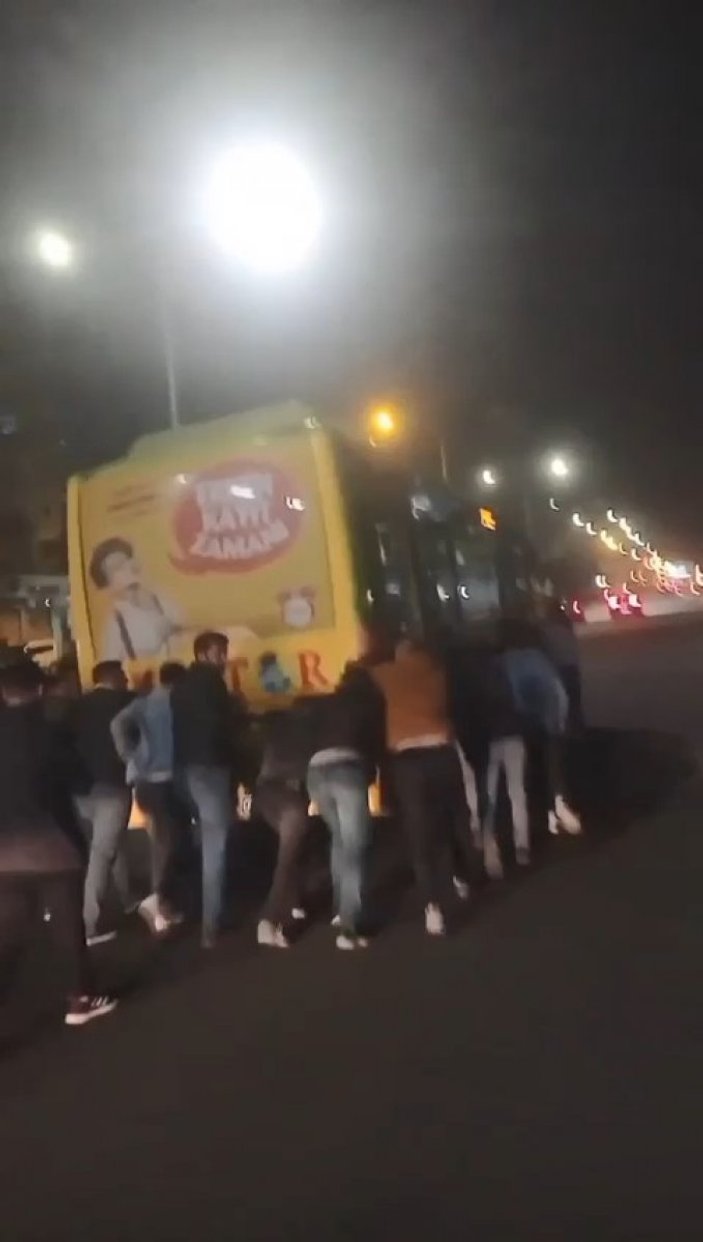 Diyarbakır’da yakıtı biten halk otobüsünü yolcular itti