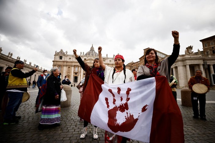 Papa Franciscus, Kanadalı yerlilerden özür diledi