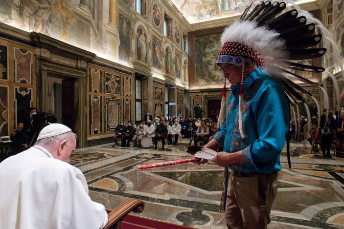 Papa Franciscus, Kanadalı yerlilerden özür diledi
