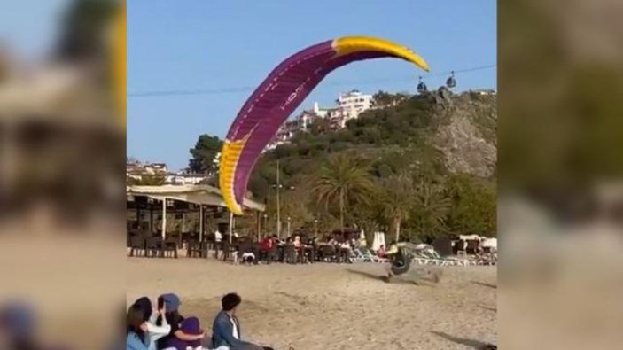 Antalya'da sahile iniş yapan paraşütçü, turistle çarpıştı