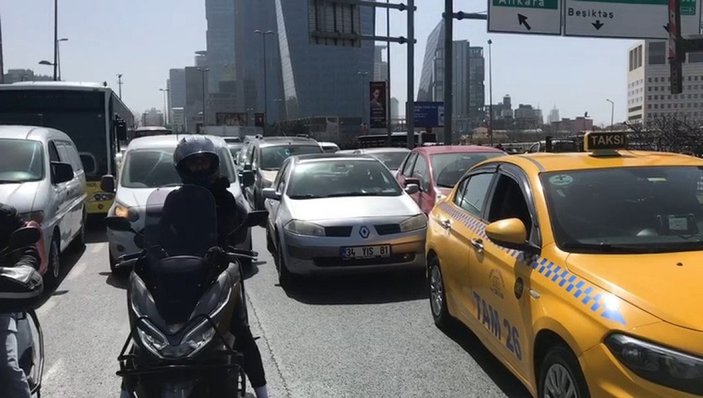 Şişli'de yön tabelası direğinin devrilme tehlikesi yolu trafiğe kapattı