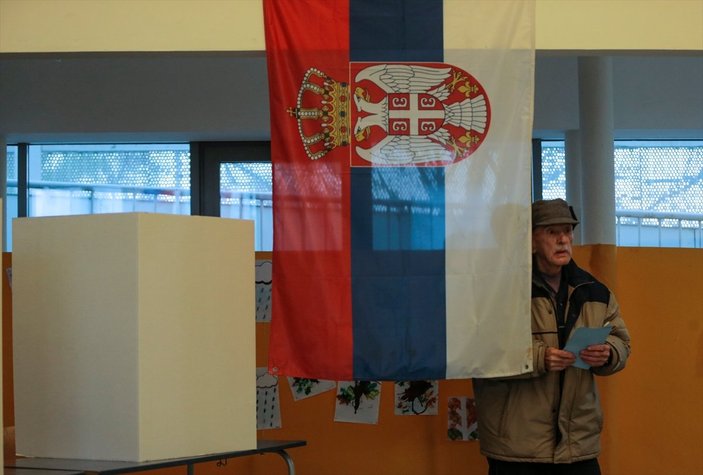 Sırbistan'da halk, sandık başında