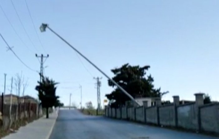 Arnavutköy'de yerinden kopan aydınlatma direği tehlike oluşturuyor