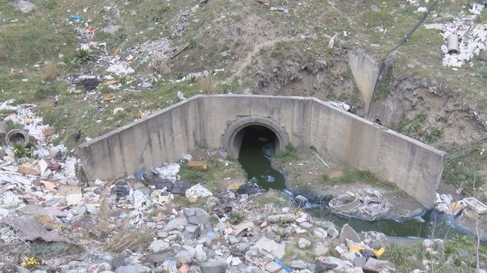 Sultangazi'de, Alibeyköy Barajı'na uzanan derenin rengi değişti