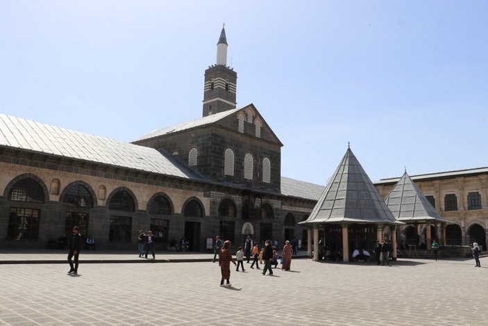 Diyarbakır’da sıcak hava tarihi mekanları boşalttı, camileri doldurdu