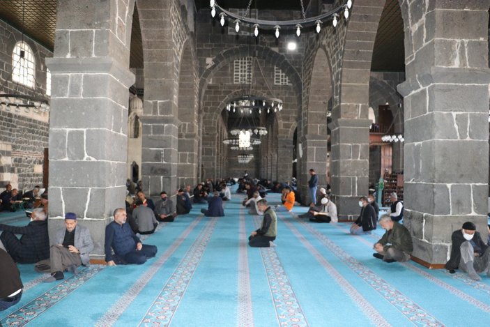 Diyarbakır’da sıcak hava tarihi mekanları boşalttı, camileri doldurdu