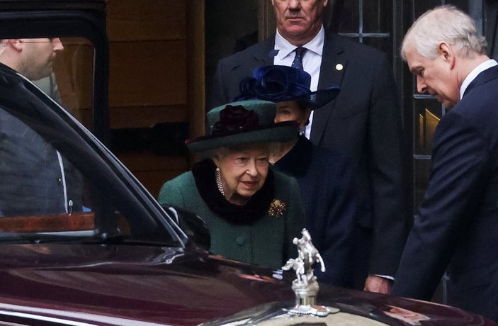 Kraliçe Elizabeth'in, Prens Andrew ile verdiği görüntü İngiltere'yi karıştırdı
