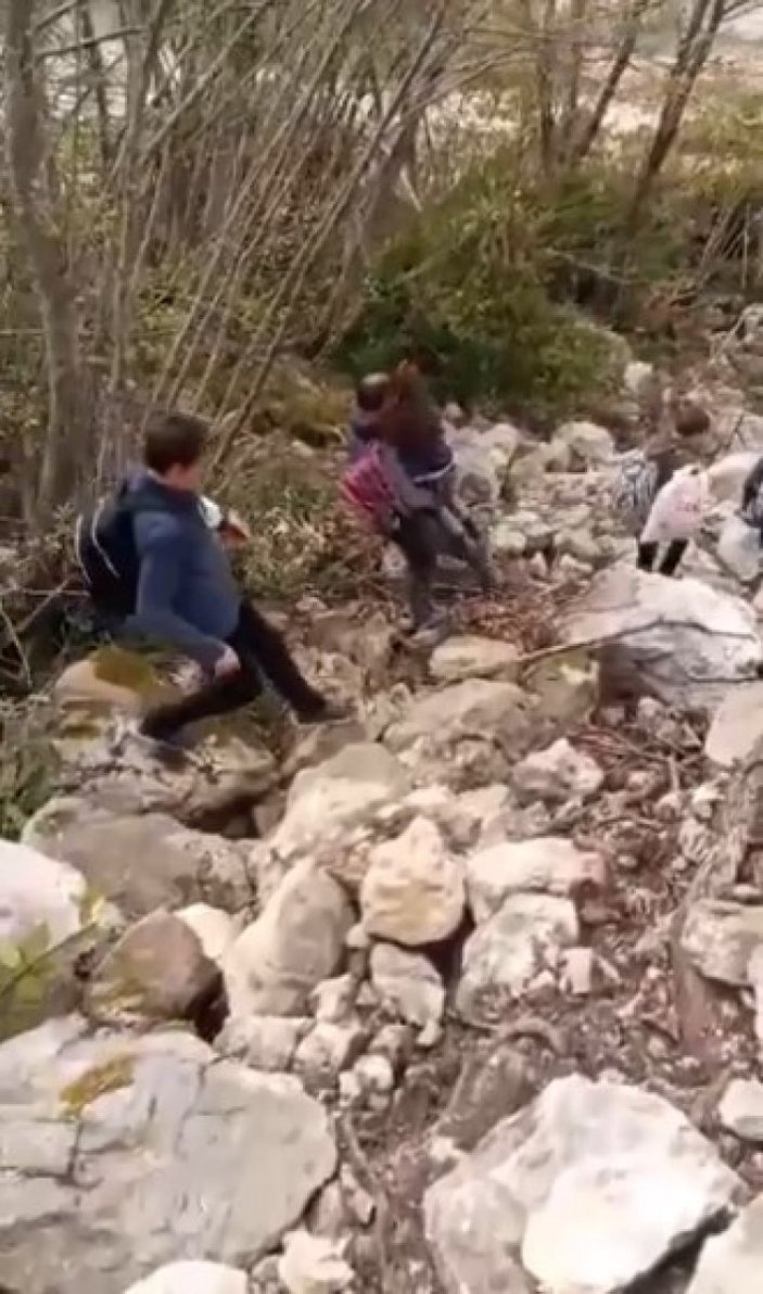Kastamonu'da çay taştı: Elektrik direği yıkıldı