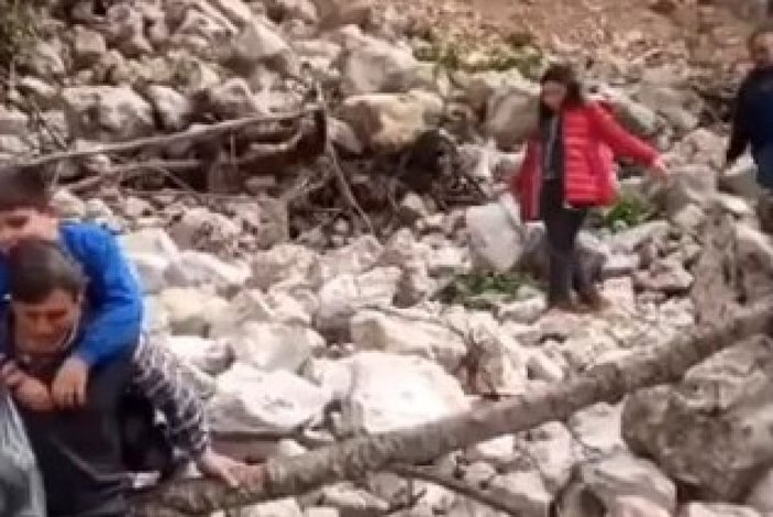 Kastamonu'da çay taştı: Elektrik direği yıkıldı