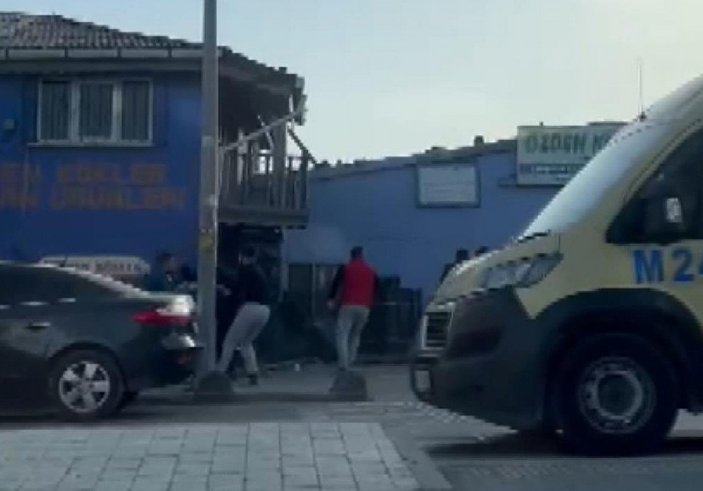 Arnavutköy’de, sokak ortasında silahlı kavga kamerada