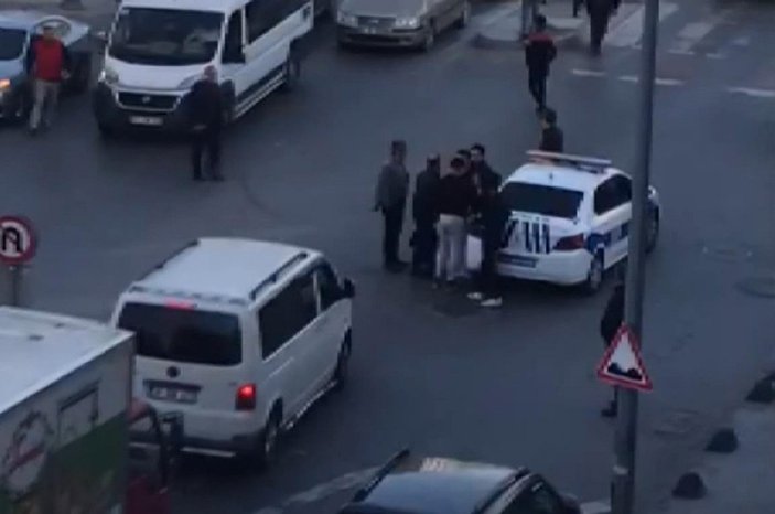 Arnavutköy’de, sokak ortasında silahlı kavga kamerada