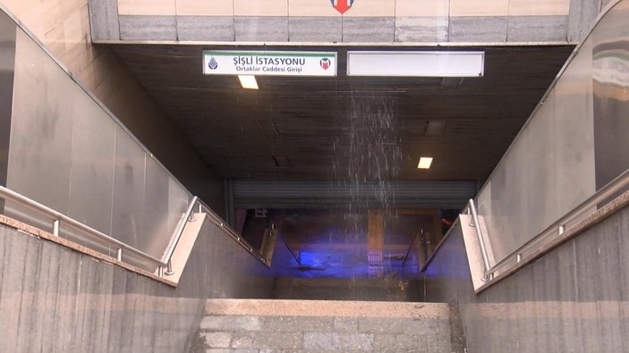Şişli'de İSKİ'nin su borusu patladı, metro istasyonu kapatıldı